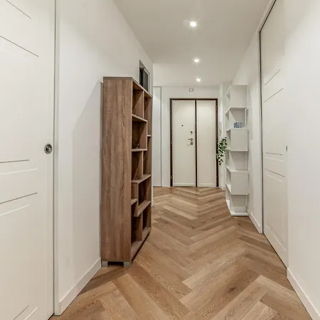 Naomi's Flat - Metro Mirti