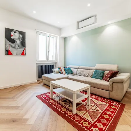Naomi's Flat - Metro Mirti Apartman *