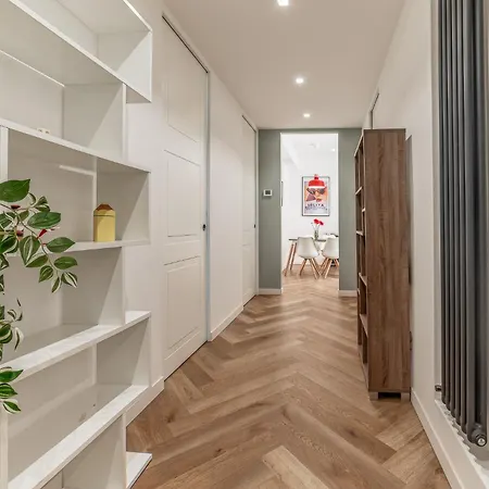 Naomi's Flat - Metro Mirti 아파트 *